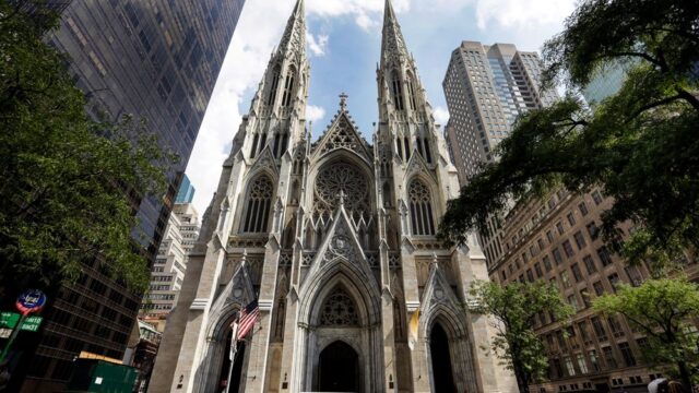 В Нью-Йорке задержали мужчину, который пришел в собор с канистрами бензина и зажигательной смесью