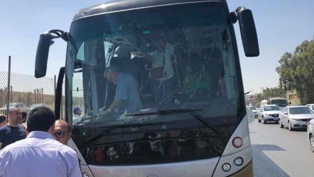 При взрыве рядом с туристическим автобусом в Каире пострадали больше десяти человек