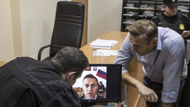 Суд в Москве арестовал Навального на 20 суток