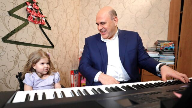 Премьер-министр Мишустин подарил девочке из Твери синтезатор и немедленно сыграл на нем