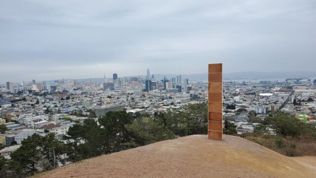История с монолитами продолжается — в Сан-Франциско кто-то установил обелиск из имбирного печенья