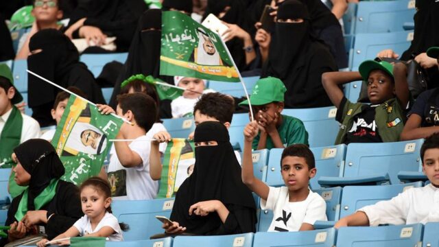 В Саудовской Аравии женщины впервые посетили футбольный матч