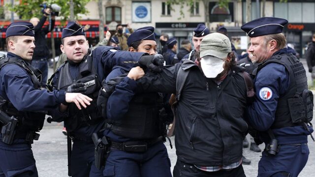 Власти Франции решили запретить полицейским использовать удушающие приемы