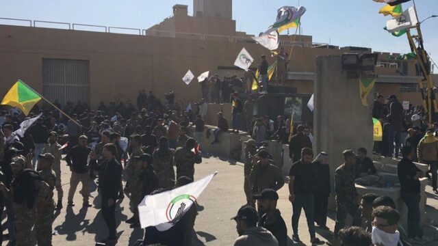 В Багдаде демонстранты ворвались в посольство США