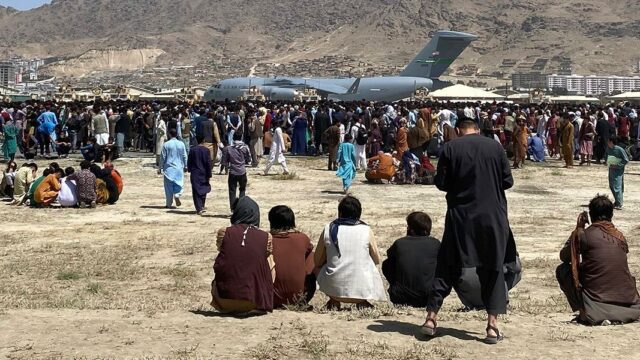 Талибы потребовали от афганцев покинуть аэропорт Кабула