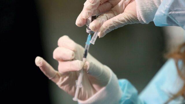 Pfizer сократит поставки вакцины от коронавируса в Европу