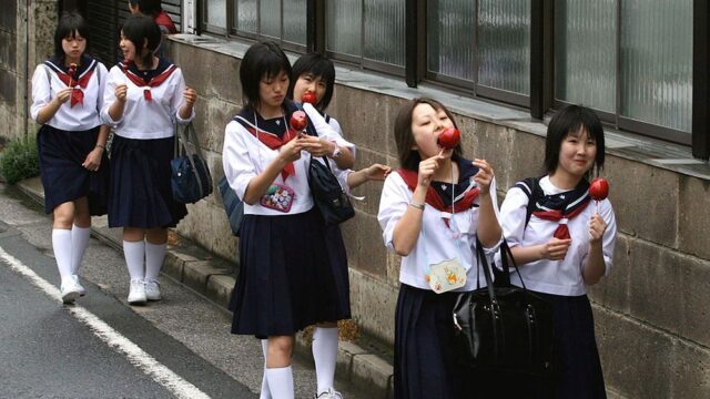 Japan Times: все больше японских школ и компаний советуют не сдерживать слезы, чтобы снять стресс