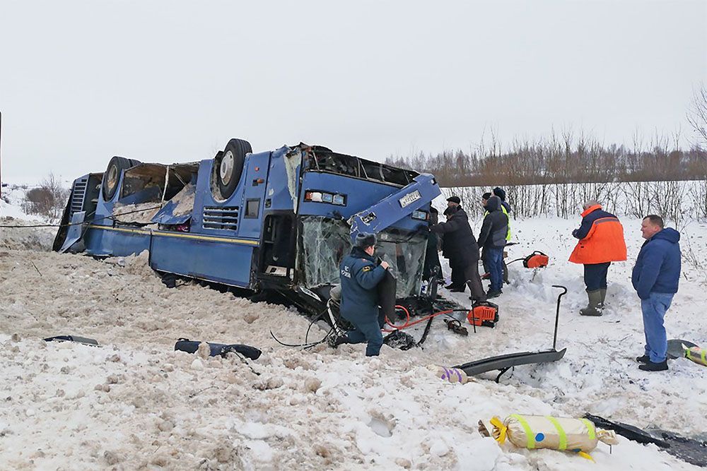 В Калужской области перевернулся автобус с детьми, есть погибшие