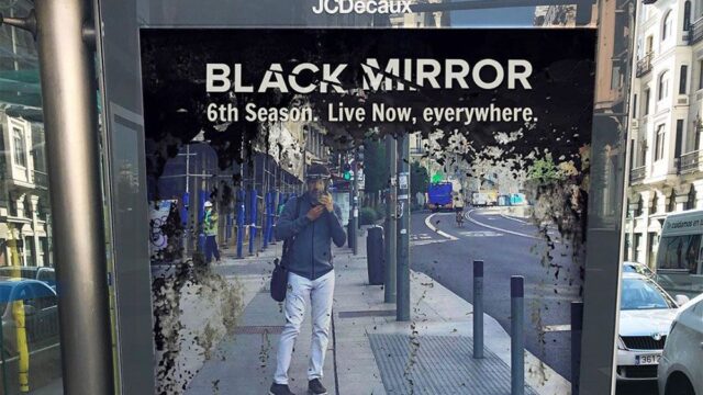 Netflix начал рекламировать шестой сезон «Черного зеркала». Чтобы его «посмотреть», нужно просто выйти на улицу
