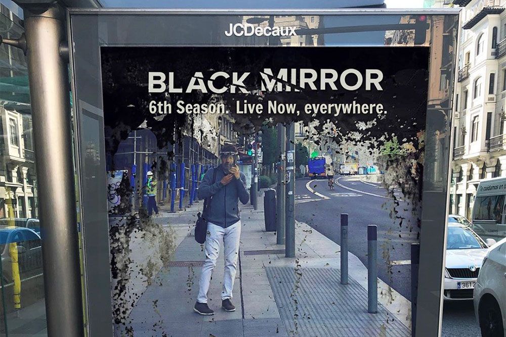 Netflix начал рекламировать шестой сезон «Черного зеркала». Чтобы его «посмотреть», нужно просто выйти на улицу