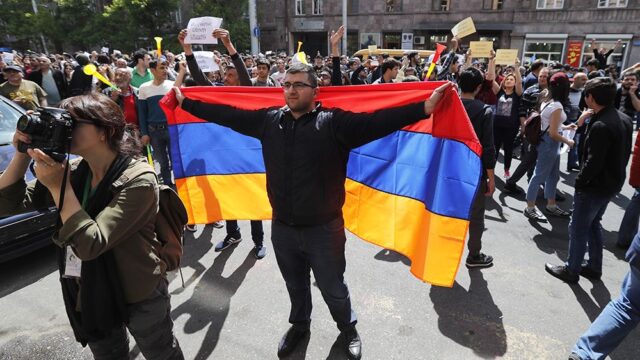 В Ереване задержали еще сто участников акций протеста