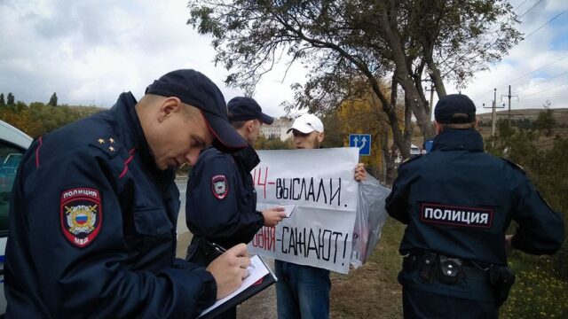 В Крыму задержали полсотни участников пикетов против репрессий