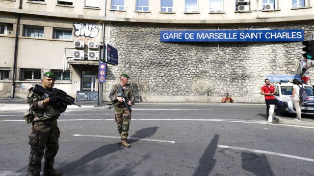 В Марселе на вокзале человек с ножом напал на прохожих, его застрелили
