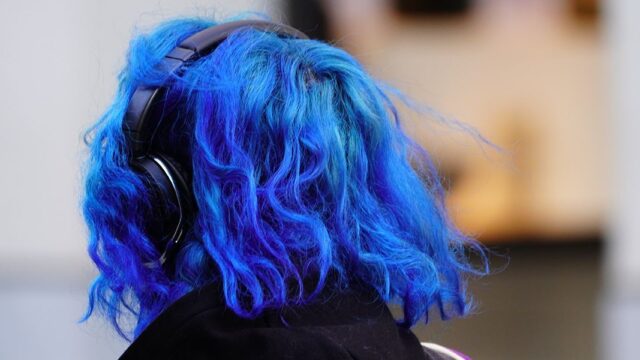Школьницу из Канска наказали за синие волосы