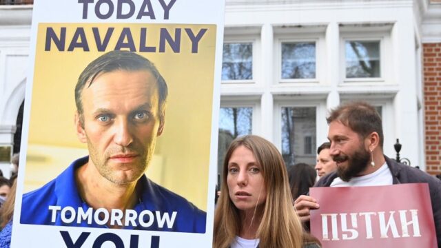 Лечащие врачи Алексея Навального попросили его прекратить голодовку