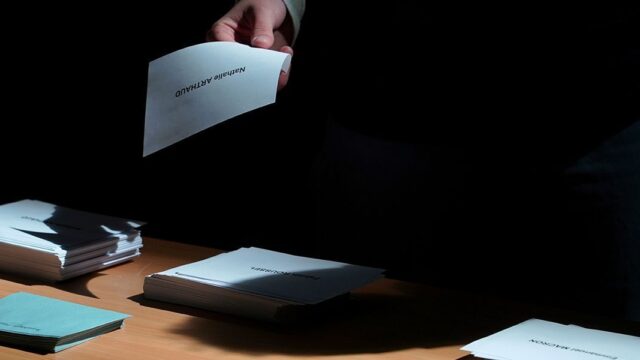 Во Франции проходят выборы президента. Макрон и Ле Пен выходят во второй тур