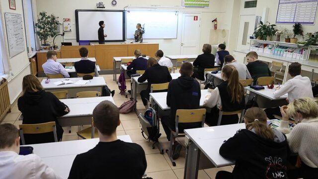 «Коммерсантъ»: педагогов обязали рассказать школьникам о пользе санкций