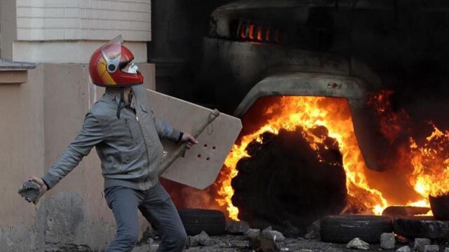 В Киеве националисты забросали камнями российские банки и здание Россотрудничества