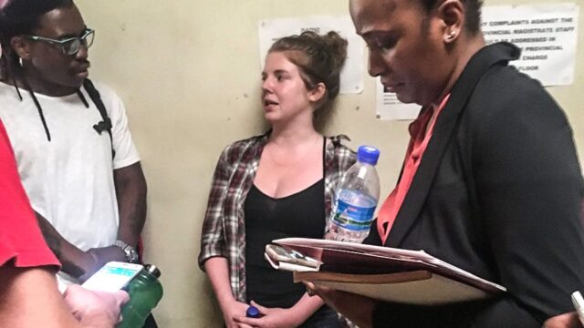 В Зимбабве отпустили под залог американку, которая оскорбила в твиттере Мугабе
