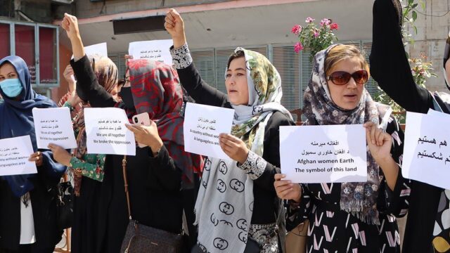 Талибы разогнали слезоточивым газом женскую акцию протеста в Кабуле