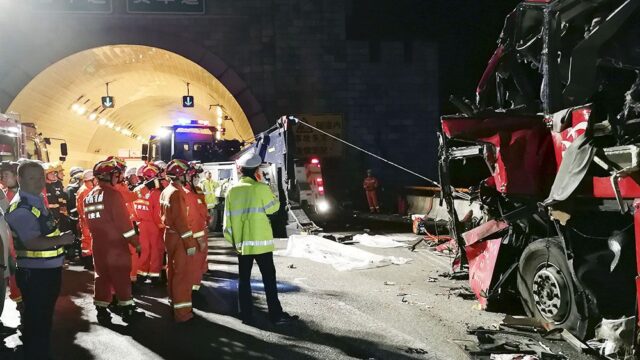 В Китае автобус врезался в стену туннеля, погибли 36 человек