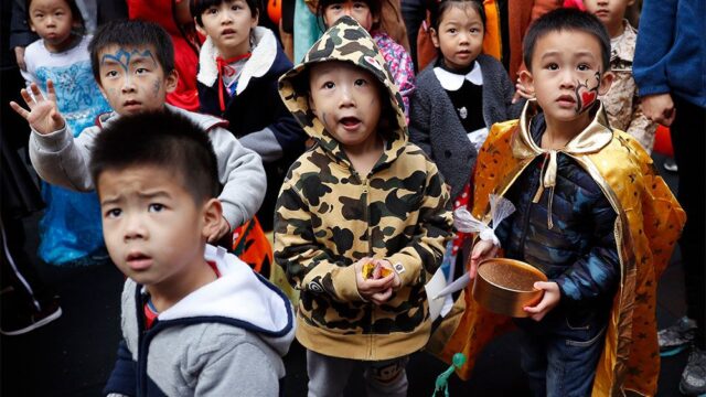 В Китае уволили чиновников, которые заставили воспитателей проверять четырехлетних детей на причастность к ОПГ