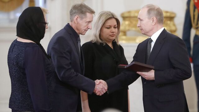 Путин вручил звезду героя семье летчика, который погиб в Сирии