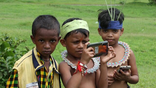 В Индии школьникам бесплатно раздали смартфоны для дистанционного обучения