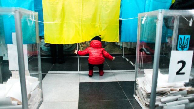 «Избиратель голосует не за лидера, а за волшебника»: что говорят о выборах президента Украины