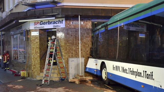 В Германии больше 40 человек пострадали при аварии со школьным автобусом