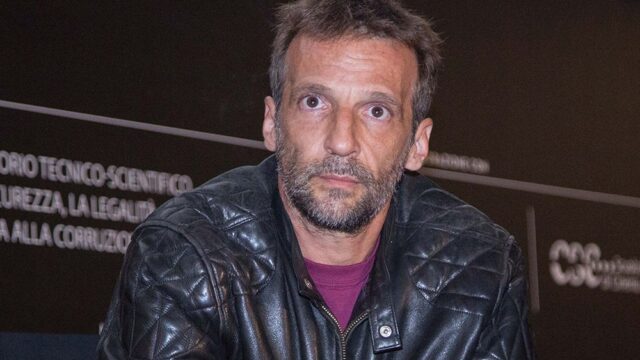 Суд в Париже оштрафовал режиссера Матьё Кассовица за оскорбление полиции в твиттере