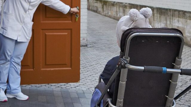 Путин подписал указ об обслуживании детей с инвалидностью вне очереди