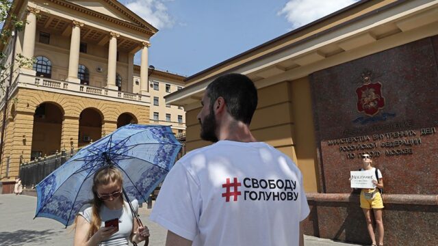 «Это победа тех людей, которые вышли на улицы»: что говорят о закрытии дела Ивана Голунова