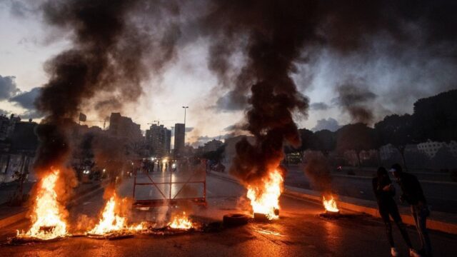 Демонстранты перекрыли дороги в Бейруте после падения нацвалюты