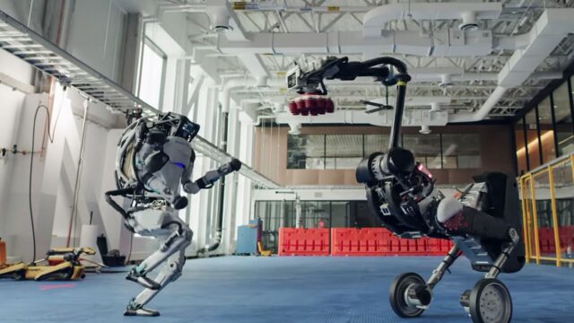 Четверо роботов Boston Dynamics идеально сплясали под песню из «Грязных танцев»