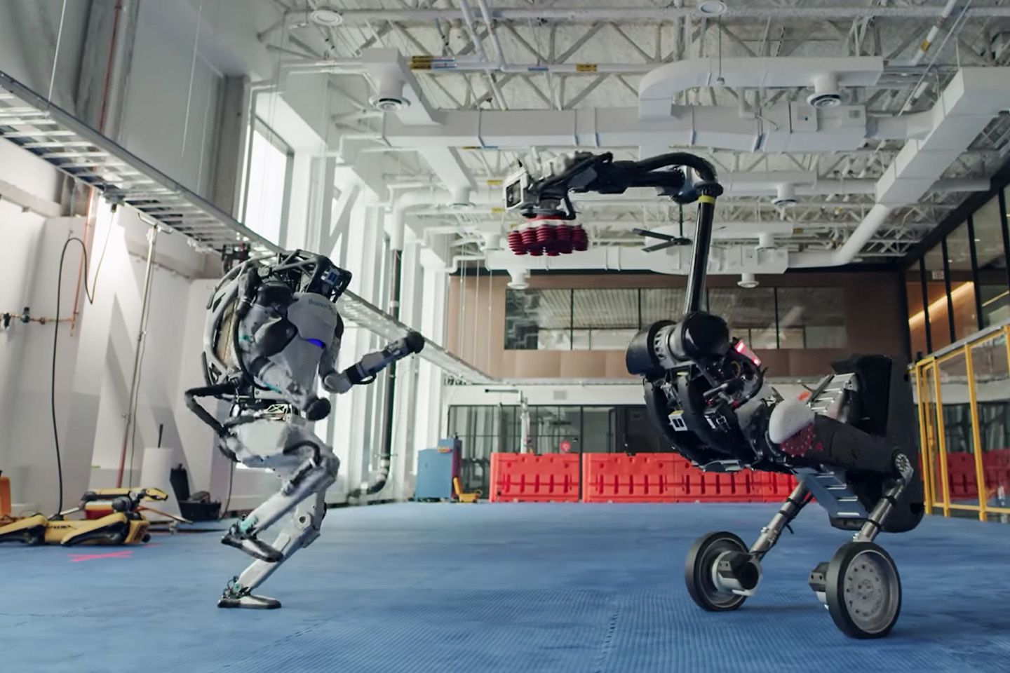 Четверо роботов Boston Dynamics идеально сплясали под песню из «Грязных  танцев»