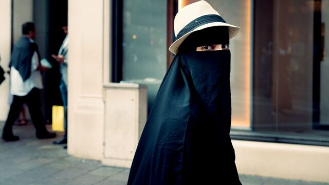 В Дании запретили носить бурку и никаб в общественных местах