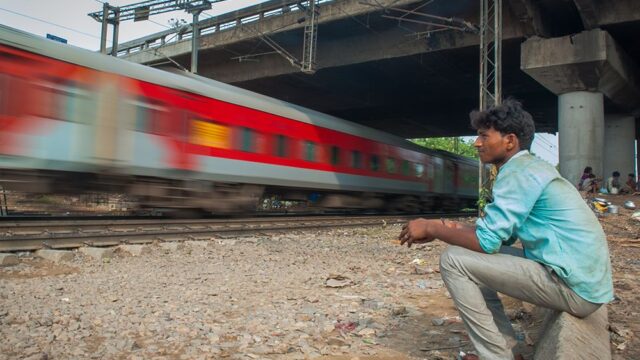 В Индии неуправляемый поезд с сотнями пассажиров проехал несколько километров