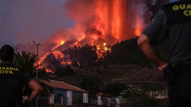 Премьер Испании взял под контроль ситуацию с извержением вулкана на Канарах