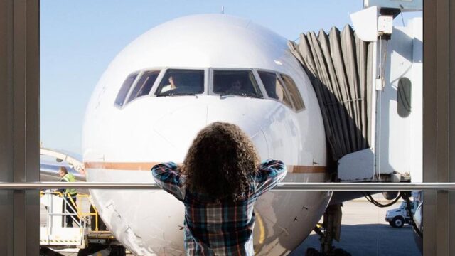 Пассажирка из Нигерии, которую сняли с рейса из-за «резкого запаха», подала иск к United Airlines
