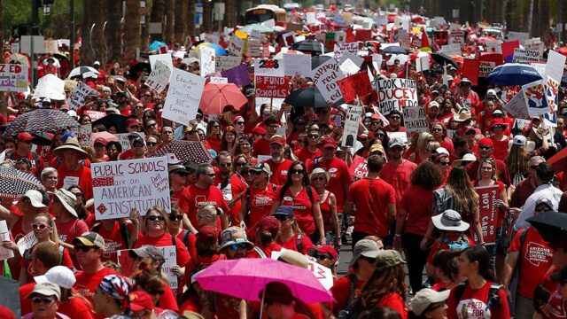 В Северной Каролине тысячи учителей вышли на митинг за повышение зарплат