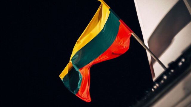 Президент Литвы помиловал двоих осужденных за шпионаж россиян