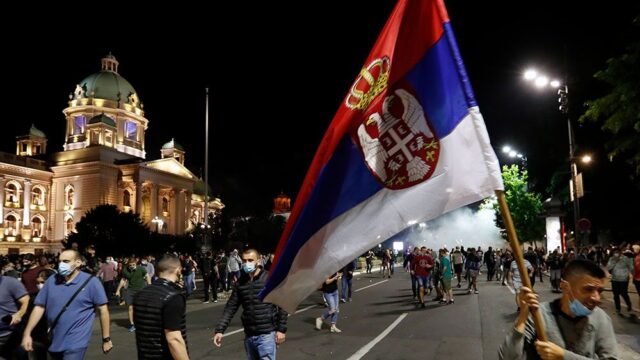 В Белграде почти пять тысяч человек вышли на акцию против коронавирусных ограничений