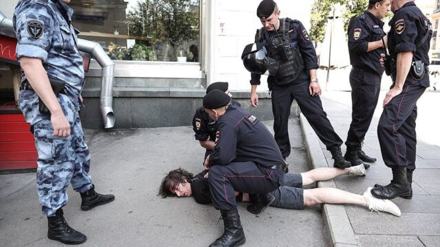 Мосгорсуд отменил штраф Константину Коновалову, которому при задержании сломали ногу