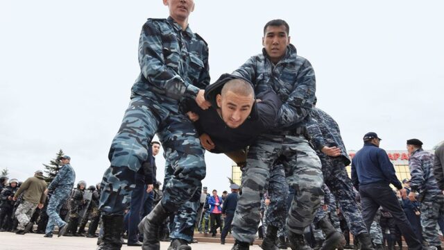 В день выборов президента Казахстана полиция задержала больше 500 человек