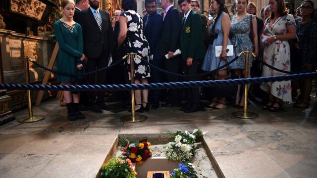 В Вестминстерском аббатстве похоронили ученого Стивена Хокинга