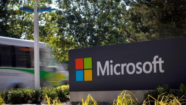 Сотрудники Microsoft потребовали от компании отменить контракты с миграционной службой