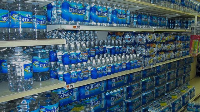Ритейлер Best Buy извинился за слишком высокую цену на бутилированную воду в Техасе
