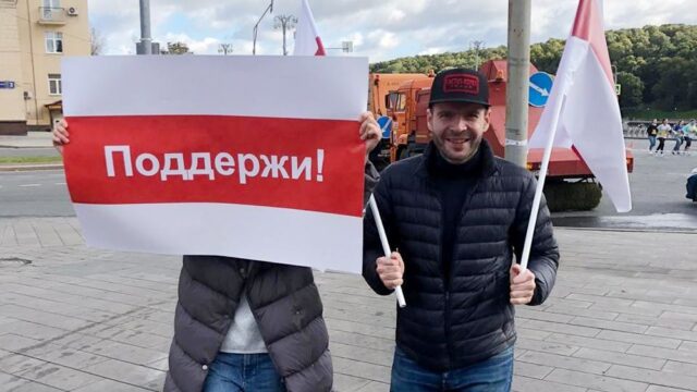 В Москве задержали спортивных болельщиков с оппозиционными флагами Беларуси. Полицейские подумали, что они устроили митинг