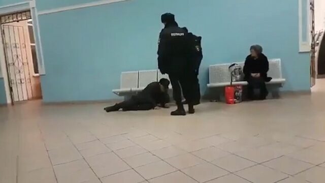 МВД и СК проверят видео из Башкирии, на котором полицейские скидывают со скамейки на пол пожилого мужчину